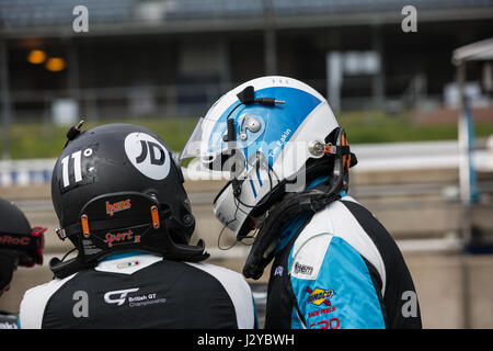 Tim Eakin parler à son coéquipier Kelvin Fletcher dans la voie des stands à Rockingham Speedway durant British GT Banque D'Images