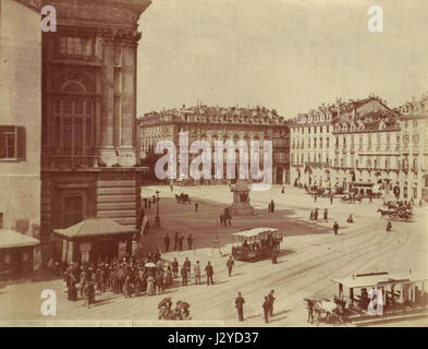 Cette photographie historique capture une vue de la Piazza Castello à Turin, prise depuis le Palais Royal. L'image, attribuée à Carlo Brogi (1850-1925), reflète la grandeur et l'architecture de cette place emblématique de la ville, offrant un aperçu de Turin du XIXe siècle. Banque D'Images