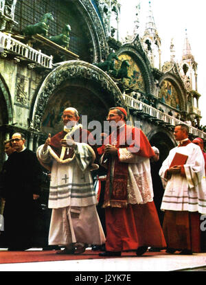 Paolo VI e Luciani fait référence au pape Paul VI et au pape Jean-Paul Ier, qui ont tous deux dirigé l'Église catholique au cours du XXe siècle. Leurs papacies marquent des moments importants dans l'histoire de l'église et la théologie. Banque D'Images
