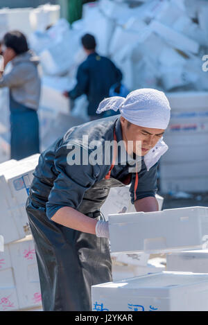 Éliminer les boîtes en polystyrène vide au marché aux poissons de Tsukiji est recyclé. Banque D'Images