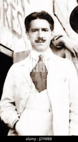 Une image recadrée de Giovanni Battista Caproni, un pionnier italien de l'aviation, se concentrant sur son portrait et ses contributions aux débuts de l'aviation. Banque D'Images