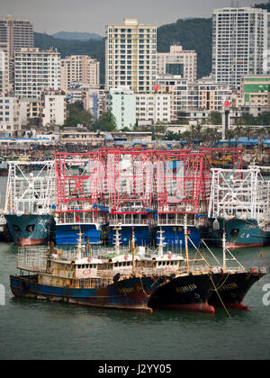 Vue aérienne verticale de bateaux de pêche amarrés dans la baie de Sanya, sur l'île de Hainan, Chine. Banque D'Images