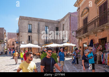 ERICE, ITALIE - Le 12 septembre 2015 : place principale de Erice avec magasins et restaurants touristiques, près de Trapani, Sicile, Italie Banque D'Images