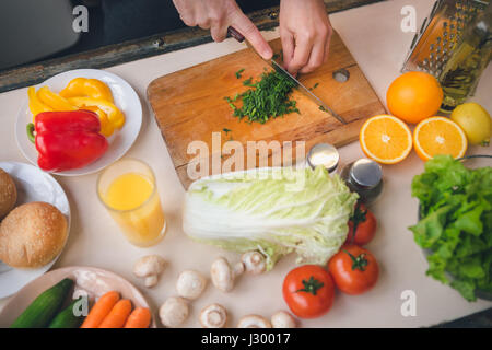 Jeune homme Vegan aliments de préparation des repas Banque D'Images