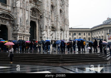 Rainy Piazza Duomo à Milan, Italie Banque D'Images