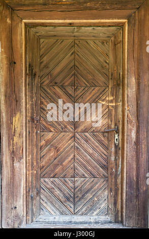 La porte en bois d'un vieux chalet Banque D'Images