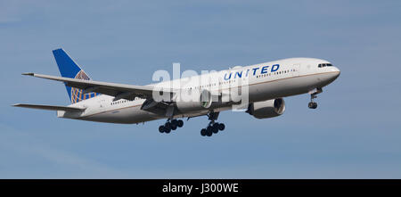 United Airlines Boeing 777 N204UA en approche finale à l'aéroport de Londres Heathrow LHR Banque D'Images