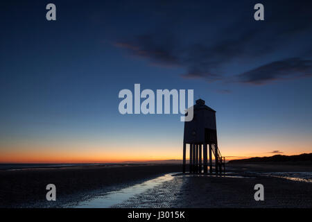 La silhouette de Burnham on Sea phare en bois, Somerset, UK au crépuscule avec un superbe ciel bleu et orange horizon. Banque D'Images