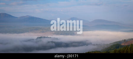 Vue panoramique sur le Loch Garry au lever du soleil couvert par morning mist/inversion cloud dans une paisible matin d'été. Banque D'Images