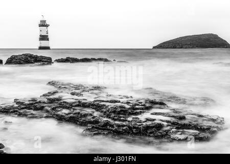 Du * 1963 : ouverture intégrale ou Penmon Point près de Dinmor entre Phare et Mediatice Ynys Penmon, ou l'île de macareux, à l'extrémité orientale d'Anglesey au nord du Pays de Galles. Banque D'Images