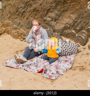 Huit mois du garçon et de sa mère à Hope Cove beach, Kingsbridge, Devon, Angleterre, Royaume-Uni Banque D'Images