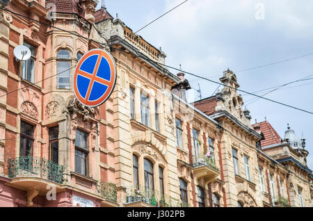 Lviv, Ukraine - juin 1, 2013 : Centre-ville vieille ville architecture avec blue ne cesser de panneau de circulation dans la ville historique Banque D'Images