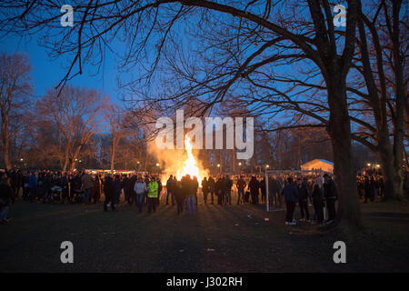 Fête traditionnelle suédoise de printemps à nuit de Walpurgis avec feu de joie et musique le 30 avril 2017 au Folkparken Bolton Banque D'Images