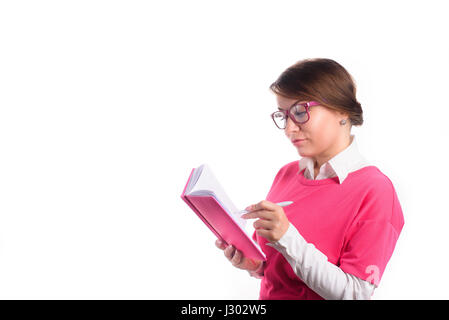 Business Woman in pink écrit dans un journal intime Banque D'Images