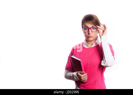 Femme d'affaires en rose avec un journal en mains verres Banque D'Images