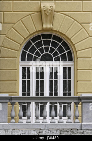 Hôtel particulier avec fenêtre voûtée en pierre de clôture. Banque D'Images