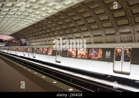 Un train de métro bondé attend dans la gare de Dupont Circle. Banque D'Images