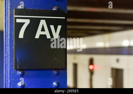 New York City - 24 mars 2017 : la station de métro de la 7e Avenue à Manhattan, New York City. Banque D'Images