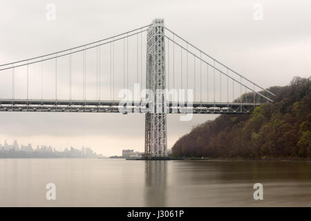 Pont George Washington traversant la rivière Hudson sur un jour nuageux couvert de Fort Lee, New Jersey. Banque D'Images