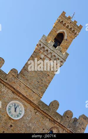 La tour de l'horloge du Palazzo dei Priori à Volterra, Italie Banque D'Images