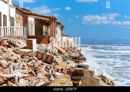 Maisons de Plage endommagées. Le vent et les vagues est lavé les maisons de plage sur la plage de Babilonia. Guardamar del Segura. Province d'Alicante. Espagne Banque D'Images