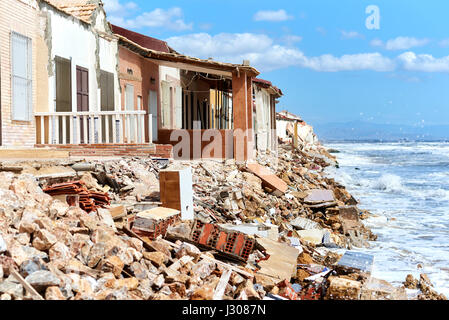 Maisons de Plage endommagées. Le vent et les vagues est lavé les maisons de plage sur la plage de Babilonia. Guardamar del Segura. Province d'Alicante. Espagne Banque D'Images