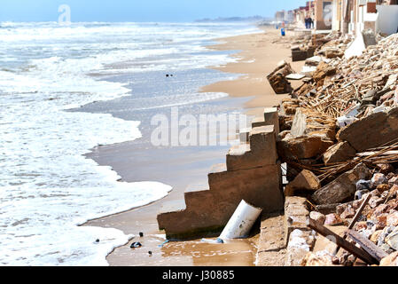 Maisons de Plage endommagées. Le vent et les vagues est lavé les maisons de plage sur la plage de Babilonia. Guardamar del Segura. Province d'Alicante. Espagne Banque D'Images