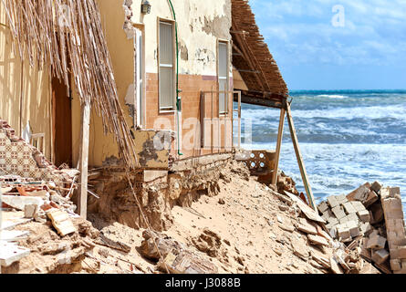 Maisons de Plage endommagées. Le vent et les vagues est lavé les maisons de plage sur la plage de Babilonia. Guardamar del Segura. Province d'Alicante. Espagne Banque D'Images