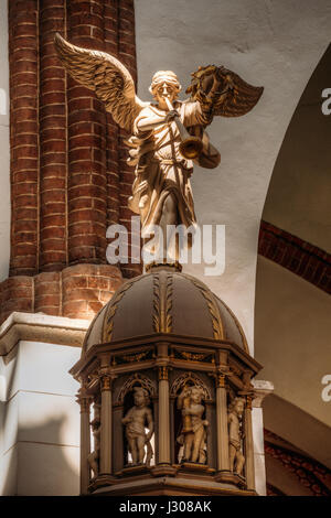 Riga, Lettonie - Juillet 2, 2016 : l'intérieur de la cathédrale de Riga Dome église cathédrale. Les éléments de décoration, statue en bois de l'ange. Banque D'Images