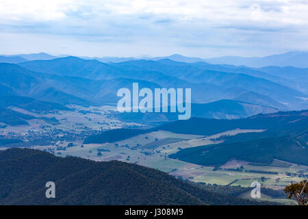 Montagne et campagne - beau paysage aux couleurs sourdes. Victoria, Australie Banque D'Images