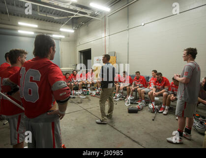 Entraîneur de l'équipe de crosse parlant de l'état de l'Ohio aux joueurs à la mi-temps lors d'un match contre The Universiiy Banque D'Images