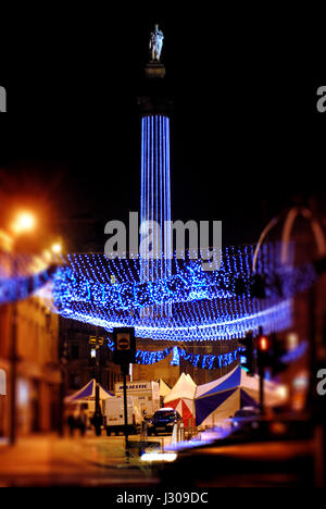 Monument gris avec des lumières de Noël, Newcastle-upon-Tyne Banque D'Images