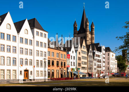 Allemagne, Cologne, maisons de la vieille partie de la ville à la Frankenwerft, Eglise St Martin. brut Banque D'Images