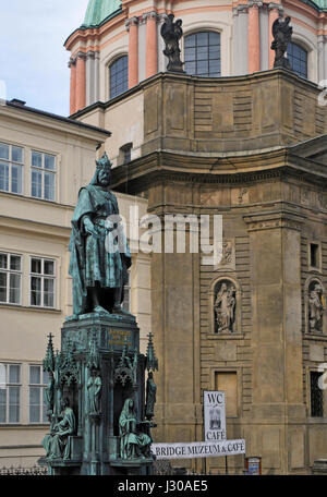 Charles IV statue (Korolo Quarto) par la rue Francis Seraphicus Church, Eglise des Chevaliers de la Croix, Prague Banque D'Images