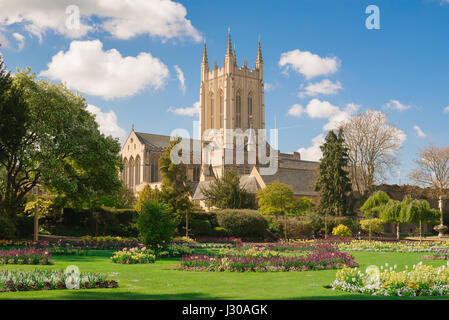 Bury St Edmunds Abbey Gardens, vue sur les jardins de l'abbaye en direction de la cathédrale St Edmundsbury dans le centre-ville de Bury St Edmunds, Suffolk, Royaume-Uni. Banque D'Images