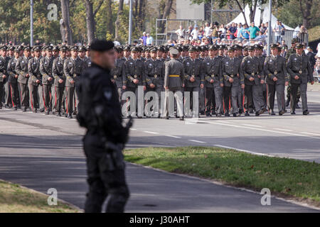 Belgrade, Serbie - 14 octobre 2014 : des soldats de l'armée serbe se prépare pour la parade sur la rue de Belgrade, 70e anniversaire de la libération de Belgrade, Banque D'Images