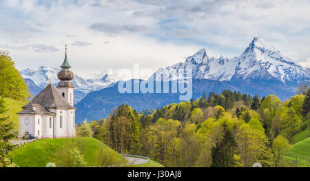 L'affichage classique de l'église de pèlerinage Maria Gern intégré dans un paysage idyllique avec le célèbre mont Watzmann haut en arrière-plan sur une belle journée ensoleillée Banque D'Images