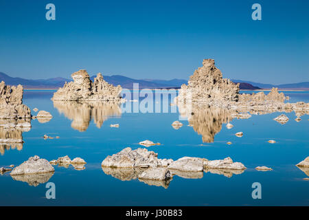 L'affichage classique des formations de roche de tuf fascinant en miroir sur la surface de l'eau était du célèbre lac Mono sur une belle journée ensoleillée avec ciel bleu en été Banque D'Images