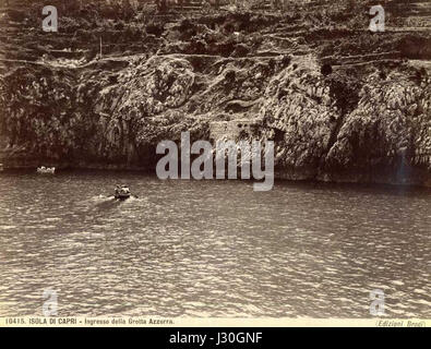 La photographie 'Ingresso alla Grotta Azzurra' de Carlo Brogi de 1880 capture l'entrée de la Grotte bleue sur l'île de Capri. Le travail de Brogiâ€™ met en valeur la beauté naturelle et la destination touristique emblématique de l'Italie. Banque D'Images