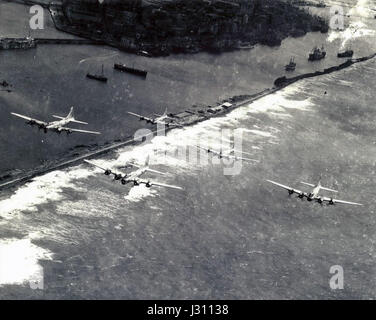 Le B-17 Flying Fortress, célèbre bombardier américain utilisé pendant la seconde Guerre mondiale, était connu pour sa durabilité et son armement lourd. Elle a joué un rôle essentiel dans les campagnes de bombardement stratégiques sur l'Europe. Cette image illustre sa conception robuste et ses capacités opérationnelles. Banque D'Images