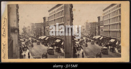Cette photographie historique capture Broadway depuis le coin de Spring Street à New York, offrant un aperçu de la scène de rue animée de la fin du XIXe siècle. Banque D'Images