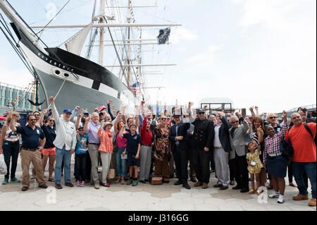 Le 29 avril 2017, le South Street Seaport Museum célèbre son 50e anniversaire. Derrière certaines des célébrants est le Wavertree, un cargo 1885 Banque D'Images