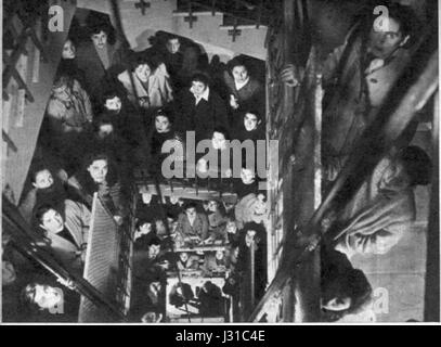 'Romaore11 fotoscena' désigne probablement une série photographique ou une scène de la collection ou de l'exposition nommée Romaore11. Il capture des scènes d'un cadre spécifique, en se concentrant sur la narration visuelle et la composition. Banque D'Images