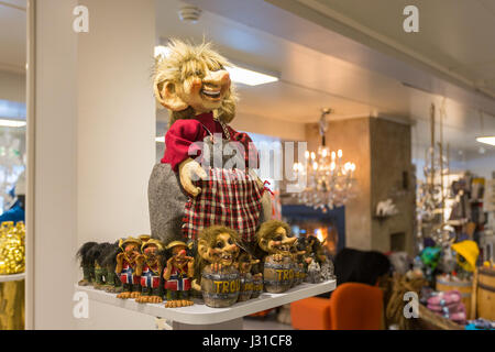 Leknes, Norvège - 19 mars 2017 : souvenirs traditionnelle norvégienne sur la vitrine de boutique touristique à Leknes ville Banque D'Images