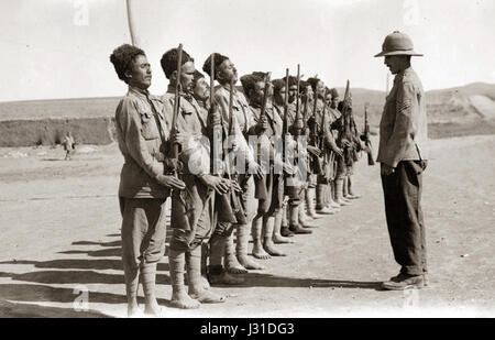Il s'agit des forces militaires britanniques stationnées à Hamadan, en Iran, pendant la première Guerre mondiale. Ces troupes étaient commandées par Lionel Dunsterville, qui les dirigeait lors d'opérations clés dans la région. Banque D'Images
