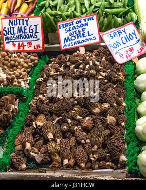 Morilles sauvages pour la vente dans un marché en plein air. Banque D'Images