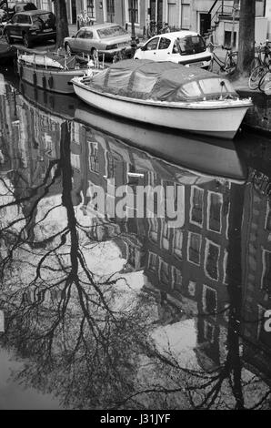 Photo en noir et blanc des reflets dans un canal à Amsterdam Banque D'Images