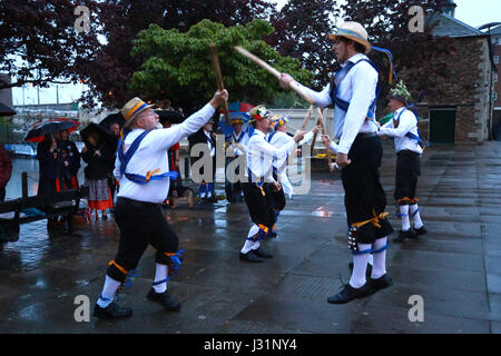 Peterborough, Royaume-Uni. 01 mai, 2017. C'était un jour pluvieux et humide peut le lundi comme jour férié Peterborough Morris sont illustrés pendant qu'ils "l'aube salue le Jour' en dehors de la Custom House sur le remblai à Peterborough, Cambridgeshire. Le Peterborough Morris effectuer principalement des danses traditionnelles dans le style des divers villages dans le sud Île-de-France. Cette forme de danse est effectuée avec des bâtons et des mouchoirs, est une forme connue sous le nom de 'Cotswold Morris' et est ce que la plupart des gens considèrent comme 'Morris' Danse. Crédit : Paul Marriott/Alamy Live News Banque D'Images