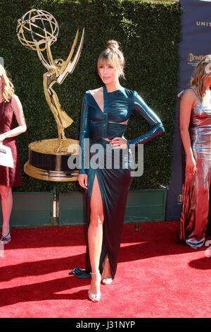 Pasadena, CA, USA. Apr 30, 2017. LOS ANGELES - jan 30 : Renee Bargh lors de la 44e remise des prix Daytime Emmy - Les arrivées au Pasadena Civic Auditorium le 30 avril 2017 à Pasadena, CA Crédit : Kathy Hutchins/via Zuma Zuma/fil Wire/Alamy Live News Banque D'Images