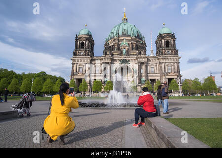 Berlin, Allemagne. Apr 25, 2017. Les touristes de prendre des photos de la cathédrale de Berlin à Berlin, Allemagne, 25 avril 2017. Photo : Daniel Hofmann/dpa/Alamy Live News Banque D'Images